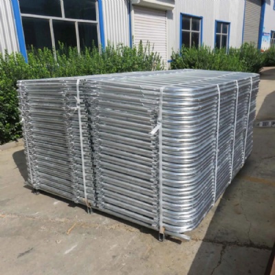 Crowd Control Barrier With Flat Metal Feet